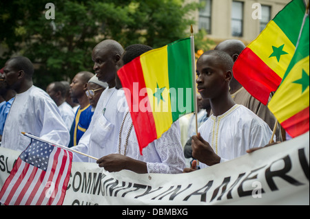 Migranti senegalesi partecipare in una sfilata in Harlem in New York per commemorare il loro Shaykh Ahmadou Bamba Foto Stock