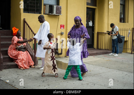 Migranti senegalesi partecipare in una sfilata in Harlem in New York per commemorare il loro Shaykh Ahmadou Bamba Foto Stock