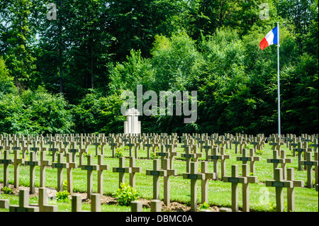 Il francese WW1 Cimitero militare di Lachalade in un bosco vicino a Verdun, Francia Foto Stock