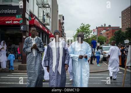 Sengalese gli emigrati partecipano in una sfilata in Harlem in New York per commemorare il loro Shaykh Ahmadou Bamba Foto Stock