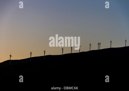 Silhouette di mulini a vento presso la fattoria di energia eolica di Kaheawa sull'isola di Maui nelle Hawaii. Foto Stock