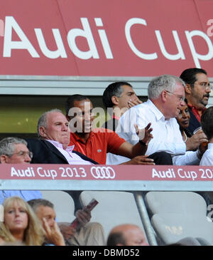 Monaco di Baviera, Germania. 01 Ago, 2013. Presidente del FC Bayern Monaco Uli Hoeness (2-L) parla di ex calciatore Paulo Sergio (C) del Brasile in stand durante la Audi Cup Soccer terzo posto match AC Milan vs FC Sao Paulo a stadio Allianz Arena di Monaco di Baviera, Germania, 01 agosto 2013. Foto: Tobias Hase/dpa/Alamy Live News Foto Stock