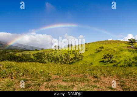 Rainbow sull'autostrada Piilani sull'isola di Maui nelle Hawaii. Foto Stock