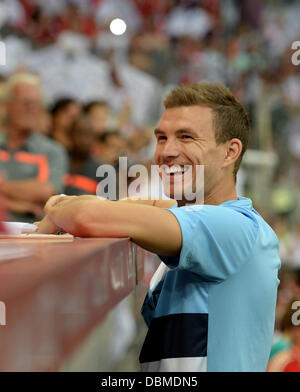 Monaco di Baviera, Germania. 01 Ago, 2013. Manchester Edin Dzeko visto prima della Audi Cup Soccer match finale FC Bayern Monaco vs Manchester City FC a stadio Allianz Arena di Monaco di Baviera, Germania, 01 agosto 2013. Foto: Andreas Gebert/dpa/Alamy Live News Foto Stock