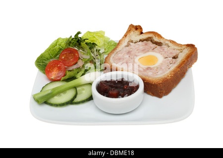 Torta di gala, insalata e sottaceto su una piastra isolata contro bianco Foto Stock