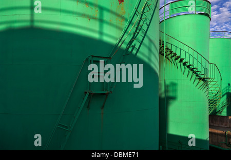 Morris deposito di olio sul fiume Suir, Fiddown, nella Contea di Kilkenny, Irlanda Foto Stock