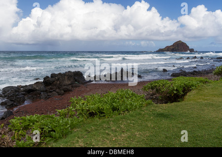 Kaihalulu Red Sand Beach sull'isola di Maui nelle Hawaii. Foto Stock