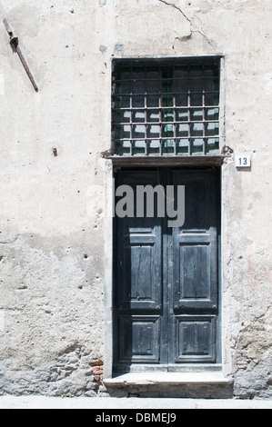 Vecchia porta di legno all'interno della storica italiana settentrionale città di Albenga Foto Stock