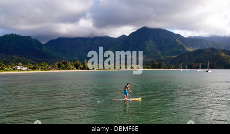 Stand up paddleboarder in Hanalei Bay su Kauai al tramonto Foto Stock