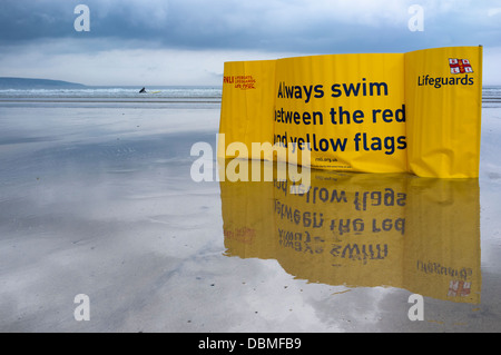 Bagnini RNLI segno di avvertimento sulla spiaggia Gwithian, North Cornwall. Foto di Julie Edwards Foto Stock