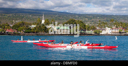 Outrigger canoe club pratiche nella Baia di Kailua sulla Big Island delle Hawaii Foto Stock