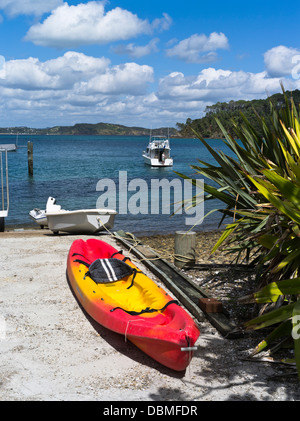 dh Roberton Island BAY OF Islands NEW ZEALAND NZ Canoe E gommone sulla rampa Yacht Cruiser ancorato nella baia di Motuarohia isola kayak Foto Stock