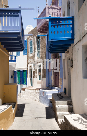 Strada stretta con tradizionali balconi, Mandrachi, Nissiros, Grecia Foto Stock