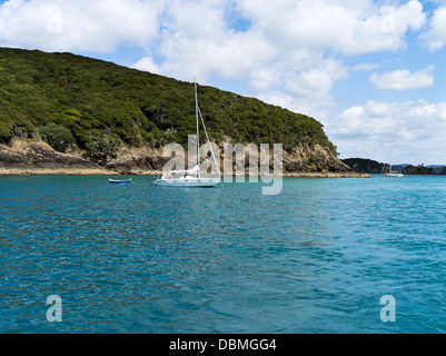 Dh BAIA DELLE ISOLE NUOVA ZELANDA costa rocciosa isole yacht a vela e gommoni nz Foto Stock