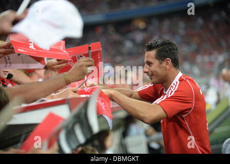 Monaco di Baviera, Germania. 01 Ago, 2013. Monaco di Baviera Claudio Pizarro firma autografi dopo la Audi Cup Soccer match finale FC Bayern Monaco vs Manchester City FC a stadio Allianz Arena di Monaco di Baviera, Germania, 01 agosto 2013. Foto: Andreas Gebert/dpa/Alamy Live News Foto Stock