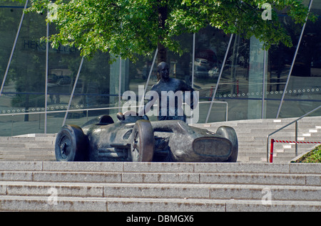 La statua dell'Argentino degli anni cinquanta la Formula 1 Campione Juan Manuel Fangio nel museo Mercedes a Stoccarda Germania Foto Stock
