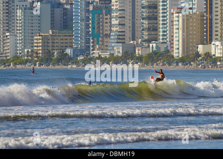 Surf sulla spiaggia centrale del brasiliano della località balneare di Balneario Camboriu Foto Stock