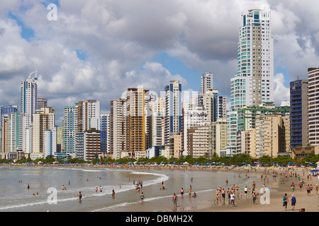 Spiaggia centrale del brasiliano della località balneare di Balneario Camboriu Foto Stock