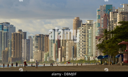 Spiaggia centrale del brasiliano della località balneare di Balneario Camboriu Foto Stock