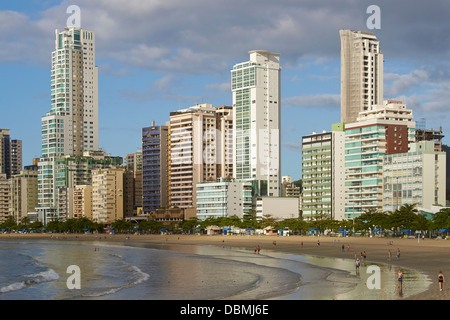 Spiaggia centrale del brasiliano della località balneare di Balneario Camboriu Foto Stock