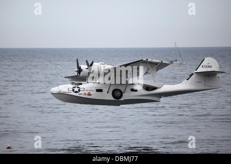 Un US Army Airforce Consolidated costruttiva PBY-5A Catalina battenti al 2013 Sunderland Airshow internazionale. Foto Stock