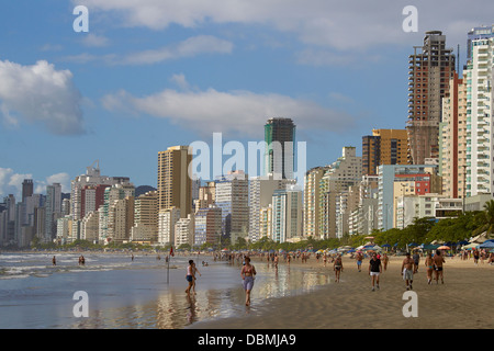 Spiaggia centrale del brasiliano della località balneare di Balneario Camboriu Foto Stock