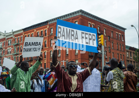 Sengalese gli emigrati partecipano in una sfilata in Harlem in New York per commemorare il loro Shaykh Ahmadou Bamba Foto Stock