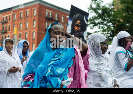 Sengalese gli emigrati partecipano in una sfilata in Harlem in New York per commemorare il loro Shaykh Ahmadou Bamba Foto Stock