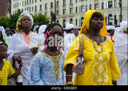 Sengalese gli emigrati partecipano in una sfilata in Harlem in New York per commemorare il loro Shaykh Ahmadou Bamba Foto Stock