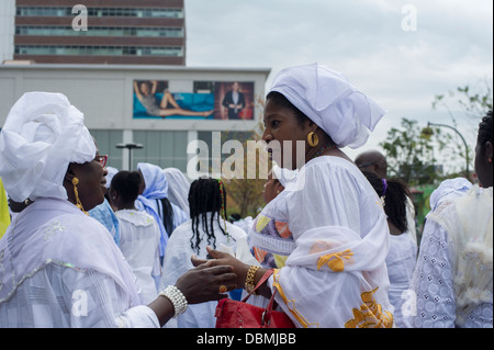 Sengalese gli emigrati partecipano in una sfilata in Harlem in New York per commemorare il loro Shaykh Ahmadou Bamba Foto Stock