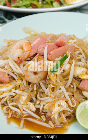 Vista superiore Pad Thai , mescolare noodles fritti con gamberetti, salsicce , Uovo di gallina e verdure Foto Stock