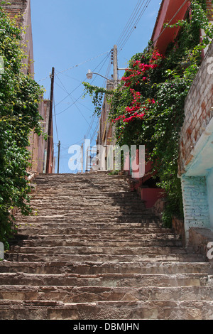 Tipica architettura e ripida strada stretta Foto Stock