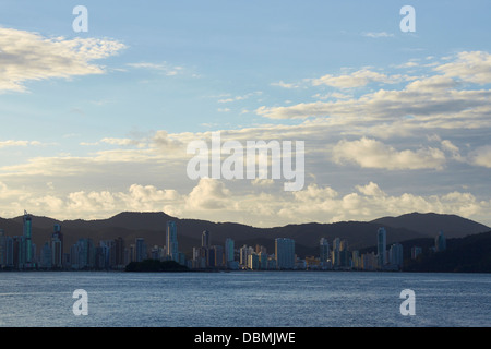 Vista serale oltre lo skyline del beach resort Balneario Camboriu Foto Stock