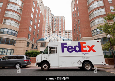 Consegna FedEx carrello parcheggiato di fronte all edificio di appartamenti Foto Stock