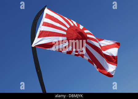 Rising Sun bandiera in bilico e ondeggiante movimento sul cielo blu sulla giornata di vento Foto Stock