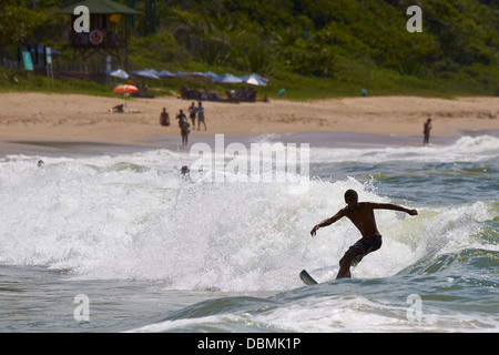 Surf in spiaggia Buraco nel Balneario Camboriu Santa Catarina Brasile Foto Stock