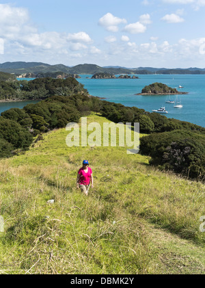 Dh Urupukapuka Island Bay of Islands NUOVA ZELANDA Donna passeggiate turistiche sentiero esplorare isola delle vacanze Foto Stock