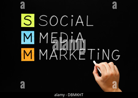La scrittura a mano il Social Media Marketing con gesso bianco sulla lavagna. Foto Stock