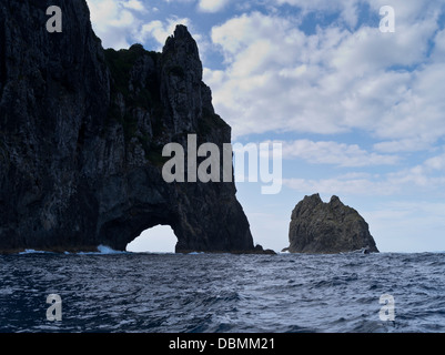 Dh Piercy Isola Baia delle Isole della Nuova Zelanda foro della roccia Motukokako isola silhouette Foto Stock