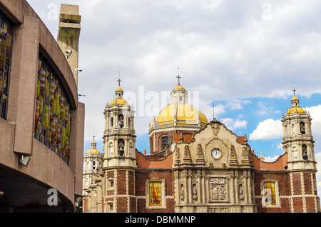 Vista di entrambi la vecchia e la nuova Basilica di Nostra Signora di Guadalupe Foto Stock