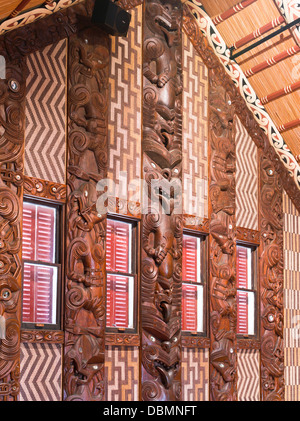 Dh Waitangi Treaty Grounds Baia delle Isole della Nuova Zelanda Whare Runanga Maori interiore meeting house carving sculture marae cultura Foto Stock