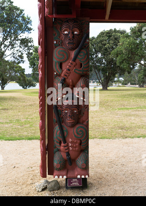 Dh Waitangi Treaty Grounds Baia delle Isole della Nuova Zelanda barca Maori capannone pali intagliati carving Foto Stock