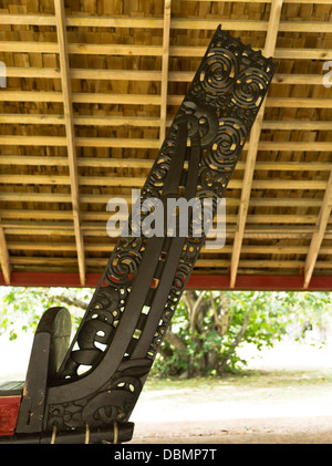 il trattato di dh Waitangi Grounds BAY OF Islands NEW ZEALAND Maori Sculture Waka Taua decorato Ngatokimatawhaorua guerra canoa barca scultura in legno Foto Stock