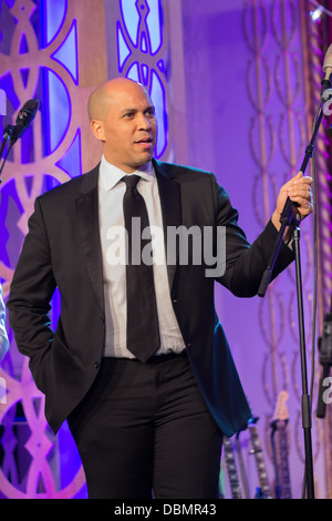 Sindaco di Cory Booker attende per gli altri altoparlanti per finire di accogliere gli ospiti presso la HRC per uguaglianza Ball 2013 Foto Stock