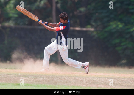 Il Cricket è una religione in India e si può vedere persone giocare a cricket quasi ovunque ! Qui è un battitore giocando i suoi scatti . Foto Stock