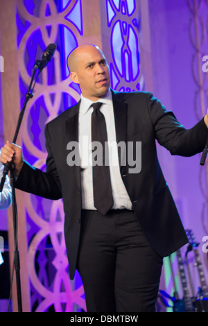 Sindaco di Cory Booker attende per gli altri altoparlanti per finire di accogliere gli ospiti presso la HRC per uguaglianza Ball 2013 Foto Stock