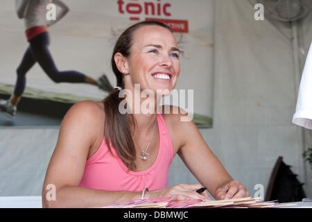 California Carlsbad, California, Stati Uniti d'America. 1 agosto, 2013. Grande tennis Martina Hingis promuove Tonic da Martina Hingis sportswear, l'abbigliamento ufficiale partner del sud della California Open Tennis Tournament a Omni La Costa Resort and Spa. (Credito Immagine: © Dave Smith/ZUMA filo) Credito: ZUMA Press, Inc./Alamy Live News Foto Stock