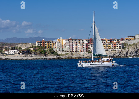 Cabo San Lucas Messico un escursione in barca a vela con i turisti si muove oltre resort hotel Foto Stock