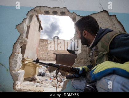 Ottobre 25, 2012 - Aleppo, Siria: un libero esercito siriano stati guarda da una posizione sicura verso la frontline in Safa. Foto Stock