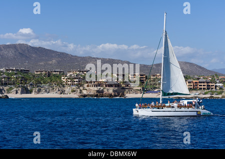 Cabo San Lucas Messico un escursione in barca a vela con i turisti si muove oltre resort hotel Foto Stock